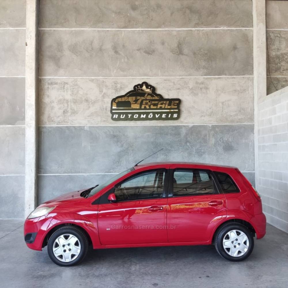 FORD - FIESTA - 2013/2014 - Vermelha - R$ 37.900,00