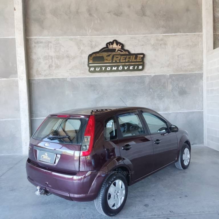 FORD - FIESTA - 2010/2011 - Vermelha - R$ 27.900,00